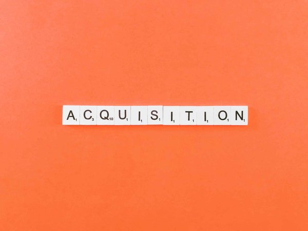 Quels sont les aspects légaux à considérer lors de l'achat d'une entreprise en difficulté financière?