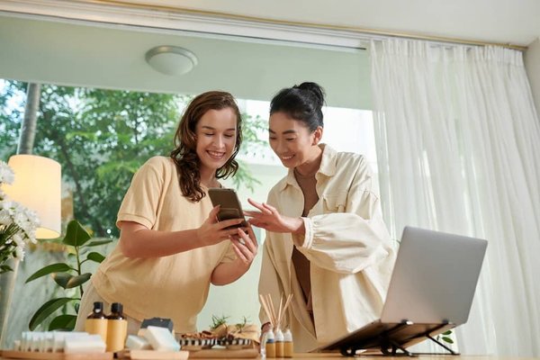 Comment utiliser le feedback des clients pour améliorer les produits dans une entreprise de technologies de consommation?